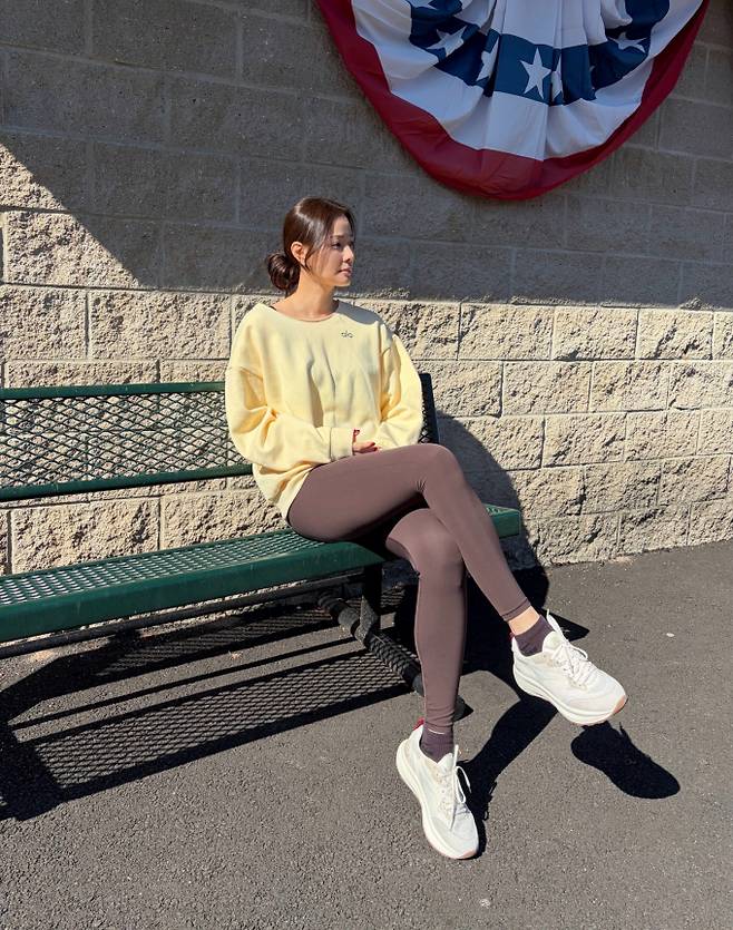 손태영, 스니커즈로 완성한 뉴욕 데일리룩 (제공: 락포트)