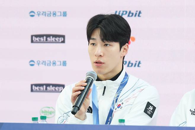 인터뷰하는 황대헌 (밀라노=연합뉴스) 서대연 기자 = 21일(현지시간) 이탈리아 밀라노 코리아하우스에서 열린 쇼트트랙 대표팀 기자회견에서 황대헌이 인터뷰하고 있다. 2026.2.21 dwise@yna.co.kr/2026-02-21 19:55:57/<저작권자 ⓒ 1980-2026 ㈜연합뉴스. 무단 전재 재배포 금지, AI 학습 및 활용 금지>