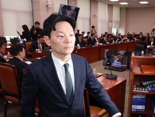 박상용 검사가 지난 3일 국정조사 특위에서 증인 선서를 거부하다 퇴장당하고 있다. /뉴시스