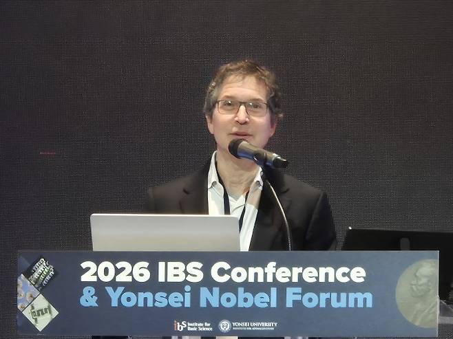 데이비드 베이커 미국 워싱턴대 교수가 6일 연세대학교에서 열린 '2026 IBS 콘퍼런스'에서 기조강연을 하고 있다. 임정우 기자 jjwl@donga.com