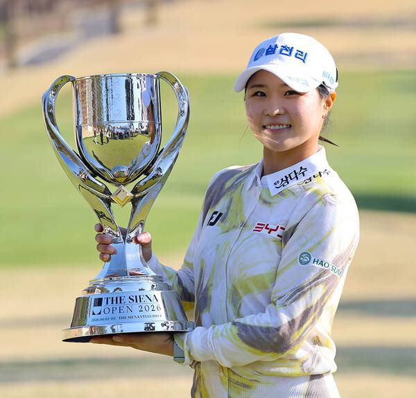 한국여자프로골프(KLPGA) 투어 2026시즌 '국내 개막전'인 신설 대회 더 시에나 오픈 우승을 차지한 고지원 프로가 순금 10돈이 포함된 우승 트로피를 들고 기념 촬영하는 모습니다. 사진제공=KLPGA (사진을 무단으로 사용하지 마십시오.)