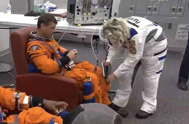 아르테미스 2호 발사에 앞서 사령관 리드 와이즈먼의 바지 정강이 주머니에 아이폰 17 프로맥스를 넣고 있는 모습. 나사 동영상 갈무리