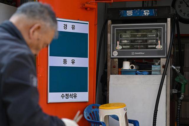 중동 사태로 인해 유가가 급등하고 있는 5일 서울 동대문구의 한 석유집에 등유기가 꺼져 있다. 박시몬 기자