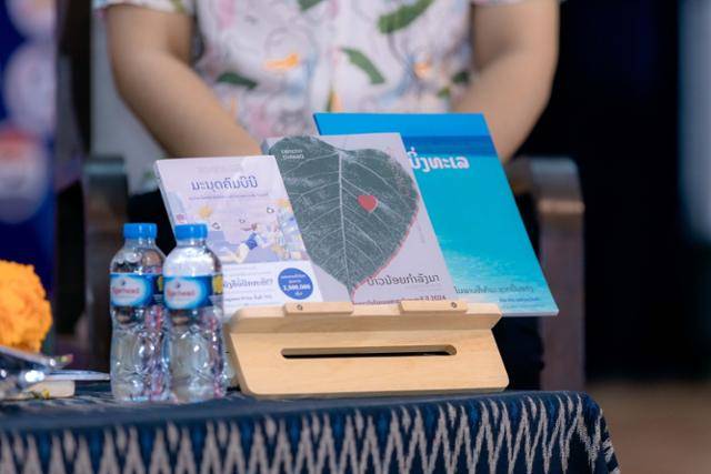 라오스에서 번역 출간된 '소년이 온다'의(가운데) 모습. 앞뒤 표지를 채운 165개의 인도보리수잎은 생명을 상징하는 동시에 5·18 당시 희생된 사망자를 기리기 위한 것으로, 정상현씨가 직접 디자인했다.