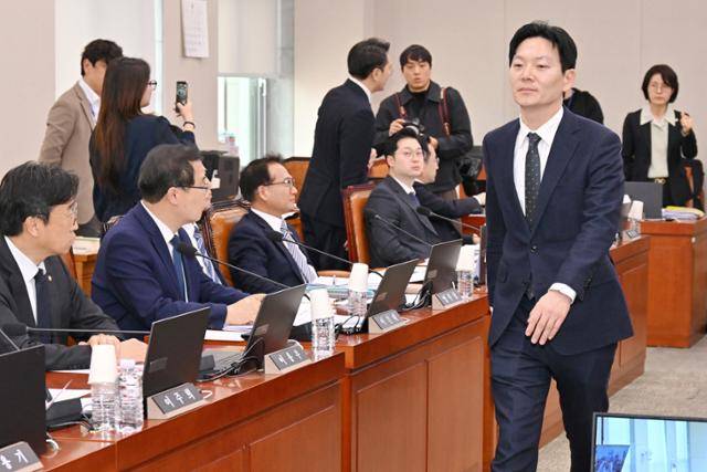 '쌍방울 대북 송금' 사건을 수사했던 박상용 검사가 3일 국회에서 열린 '윤석열 정권 정치검찰 조작기소 의혹 사건 진상규명 국정조사특별위원회'에서 증인선서를 거부, 서영교 위원장에게 소명서를 제출한 뒤 더불어민주당 의원들 앞을 지나 퇴장하고 있다. 민경석 기자