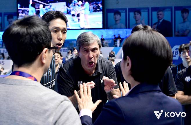 현대캐피탈 블랑 감독과 최민호가 4일 대한항공과 챔피언 결정전 2차전 종료 후 심판진에 항의하고 있다.