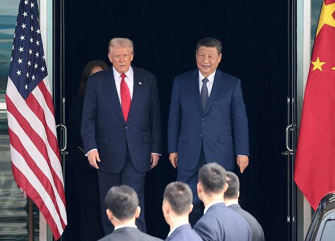 지난해 10월 30일 아시아태평양경제협력체(APEC) 정상회의를 계기로 부산에서 열린 도널드 트럼프 미국 대통령과 시진핑 중국 국가주석이 양자 회담 후 회담장을 나서고 있다. 로이터=연합뉴스