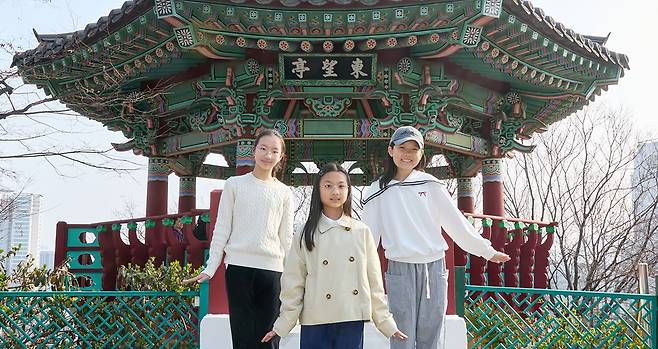 단종비 정순왕후가 매일 아침저녁으로 동망봉에 올라 영월이 있는 동쪽을 바라보며 단종의 명복을 빌며 통곡했다는 이야기에 따라 만들어진 동망정에 오른 김은제·박세아·김도연(왼쪽부터) 학생기자.