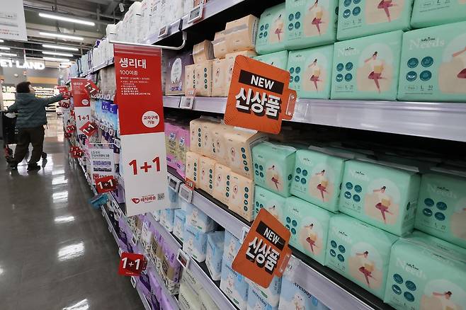 개당 99원 생리대 출시한 홈플러스. 연합뉴스