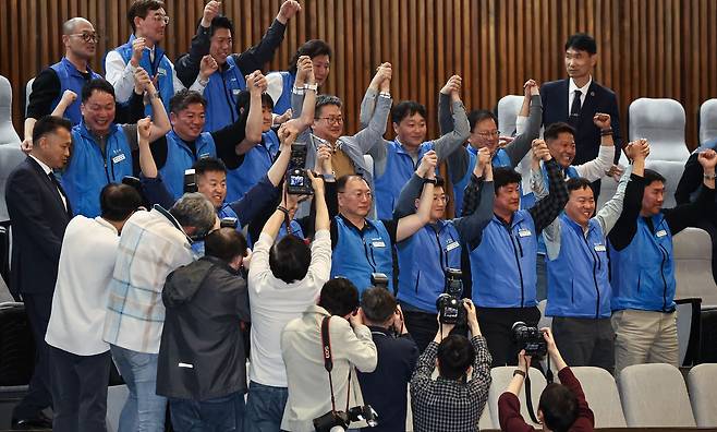 지난달 31일 서울 여의도 국회에서 열린 제433회국회(임시회) 제3차 본회의에서 공휴일에 관한 법률 일부개정법률안(대안)이 통과되자 대한민국공무원노동조합총연맹 조합원들이 기뻐하고 있다. 뉴스1