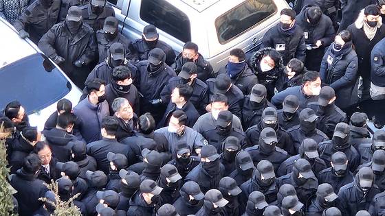 2024년 1월 대통령 경호처가 윤석열 전 대통령 체포영장을 집행하려 대통령 관저를 찾은 고위공직자범죄수사처와 경찰 인력을 저지하고 있다. 뉴스1