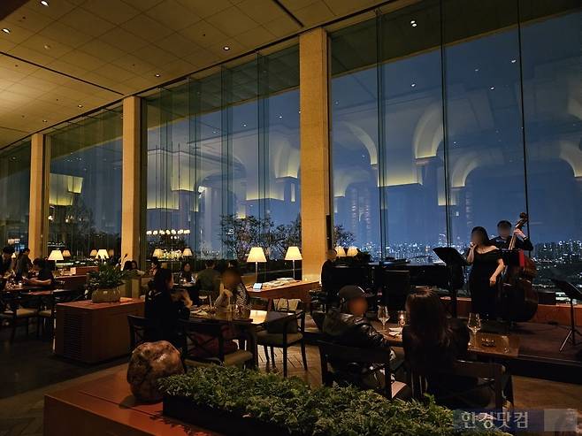 지난 3일 오후 8시경 서울 용산구 한남동 그랜드 하얏트 서울 로비에 사람들이 앉아있다. /사진=박수빈 기자