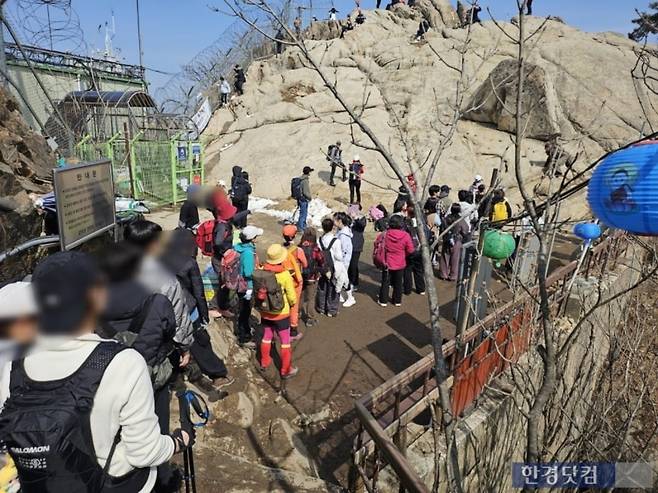 지난달 4일 오전 관악산 연주대기 등산객들로 가득차 있다. /사진=유지희 기자