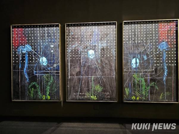 데미안 허스트, 인간은 결국 아무것도 알 수 없을 것이니, 2008, 캔버스에 유화 물감, 삼면화, 각:203.2 x 129.5cm, 개인 소장