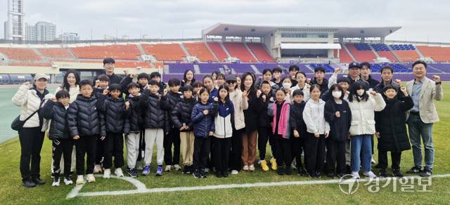 안양·과천 육상 대표선수단이 6일 안양종합운동장에서 ‘화이팅’을 외치며 선전을 다짐했다. 최원재기자
