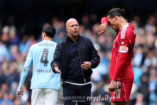아르네 슬롯 감독(왼쪽)과 버질 판 다이크./게티이미지코리아