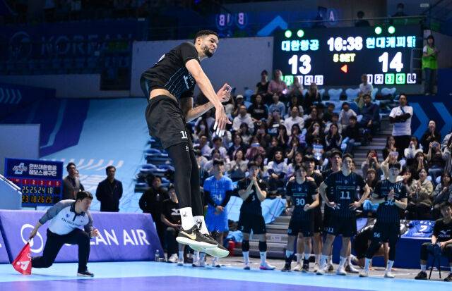 5세트 14-13 상황, 현대캐피탈 레오가 서브를 넣고 있다 / 한국배구연맹(KOVO)