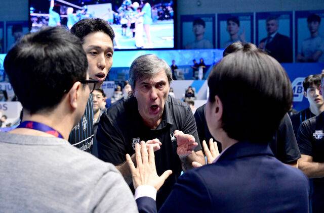 경기 후 현대캐피탈 필립 블랑 감독과 최민호가 강하게 항의하고 있다 / 한국배구연맹(KOVO)