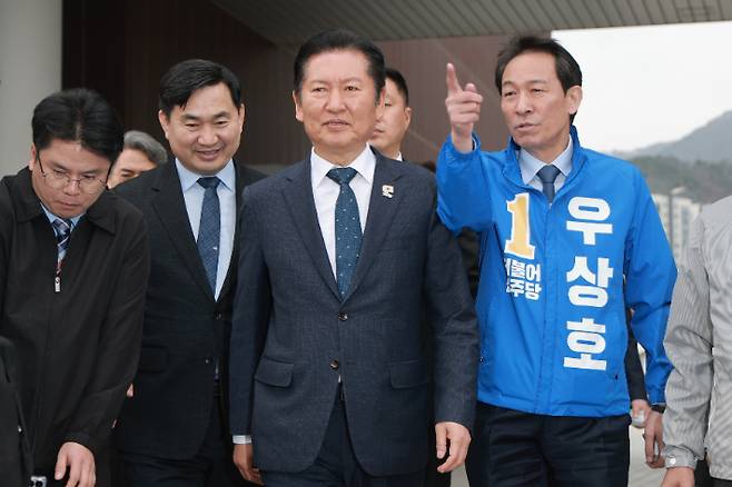 더불어민주당 정청래 대표와 우상호 강원지사 후보가 1일 강원 철원종합문화복지센터 다목적구장에서 열린 철원읍민 화합대축전에 방문하고 있다. 연합뉴스