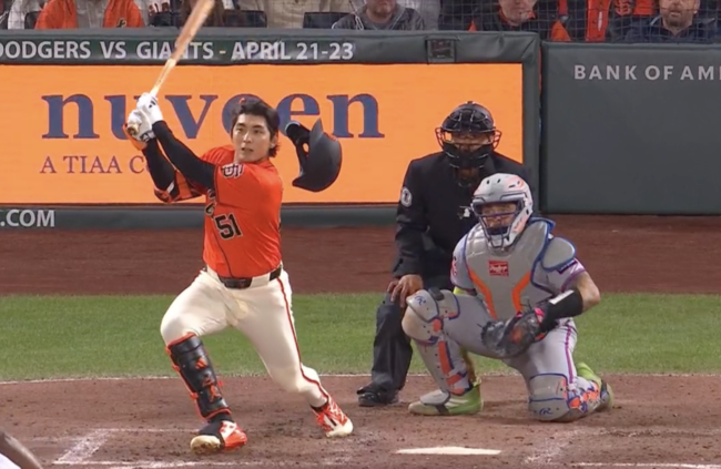 4일 뉴욕 메츠전에서 2루 직선타를 때린 이정후의 헬멧이 벗겨지고 있다. /MLBTV