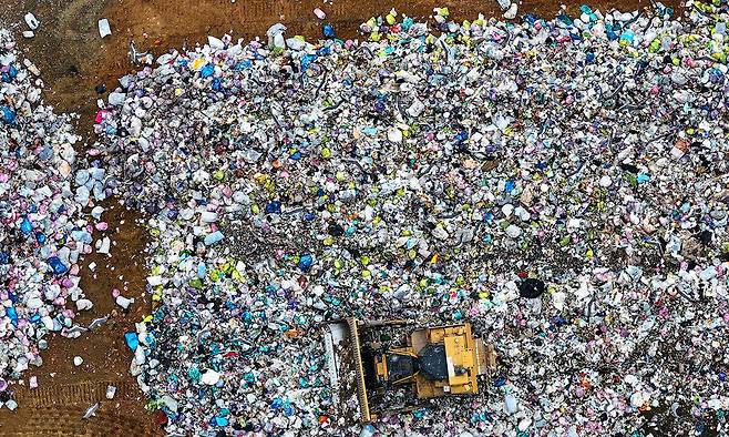 눌러도 눌러도… 쌓여가는 쓰레기 수도권 생활폐기물 직매립 금지 시행 100일이 다가오는 가운데 1일 인천 서구 수도권매립지 제3-1매립장에 폐기물이 든 종량제 봉투가 산처럼 쌓여 있다. 인천=유희태 기자