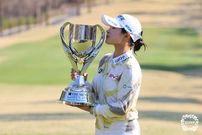 5일 우승을 확정한 뒤 트로피를 들고 있는 모습. 고지원은 이날 1오버파 73타를 쳐 합계 13언더파 275타로 우승했다. KLPGA 제공