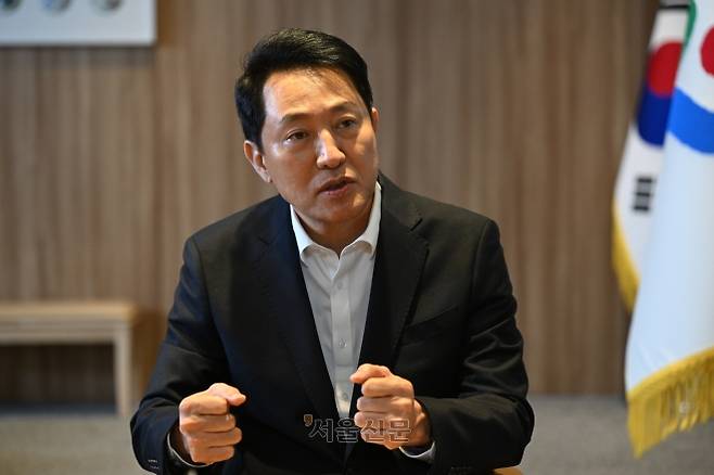 오세훈 서울시장이 6일 서울시청 집무실에서 서울신문과 인터뷰 하고 있다. 이지훈 기자