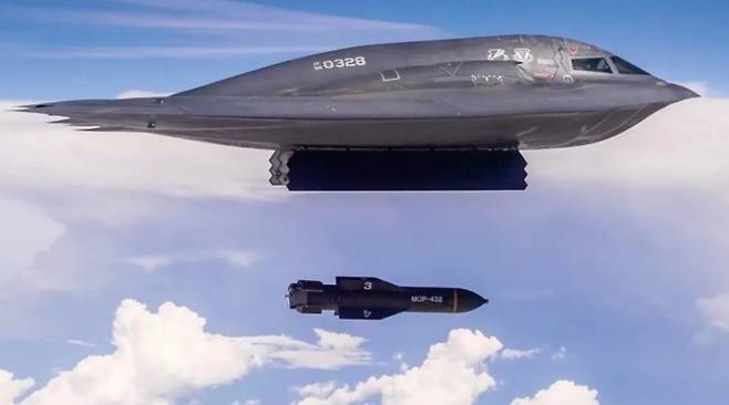 미 공군 B-2 스피릿 폭격기가 GBU-57 벙커버스터 폭탄 투하 훈련을 하고 있다. 사진=미 공군