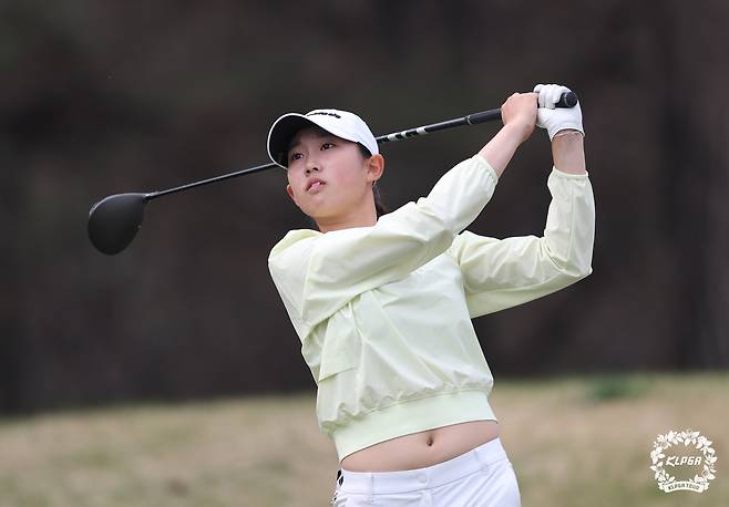 드라이버 샷 하는 김서아. 사진 제공=KLPGA