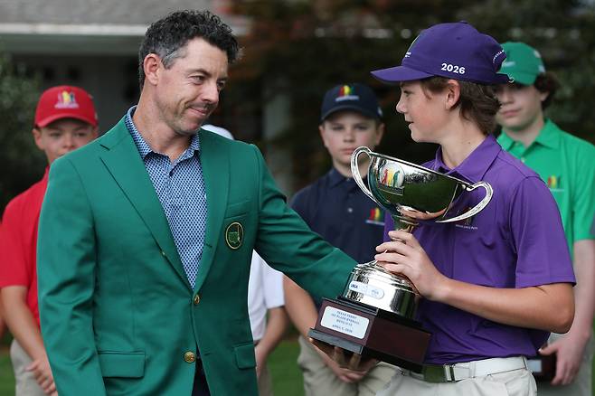 로리 매킬로이(왼쪽)가 5일(현지 시간) 미국 조지아주 오거스타 내셔널GC에서 열린 마스터스 사전행사 ‘드라이브, 칩 앤드 퍼트’ 12·13세 남자부 우승자에게 트로피를 전달하고 있다. 로이터연합뉴스