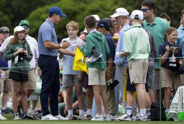 디펜딩 챔피언 로리 매킬로이가 5일(현지 시간) 미국 조지아주 오거스타 내셔널GC에서 마스터스 연습 라운드를 하기 전 관람객들에게 사인을 해주고 있다. 사진 제공=마스터스