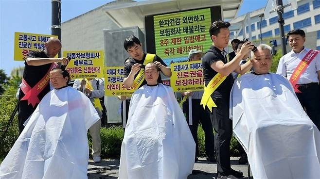 대한한의사협회 집행부가 지난해 교통사고 피해자 8주 치료 제한 개정안 철회를 촉구하기 위해 열린 궐기대회에서 삭발을 진행 중이다. 사진 제공=대한한의사협회