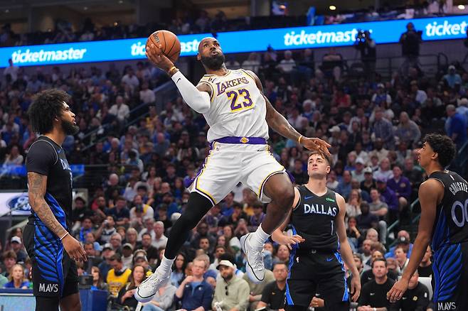르브론 제임스가 6일 미국 텍사스주 댈러스의 아메리칸 에어라인스 센터에서 열린 댈러스 매버릭스와 2025~2026 미국프로농구 정규리그 원정 경기에서 슛을 던지고 있다. 댈러스 | AP연합뉴스