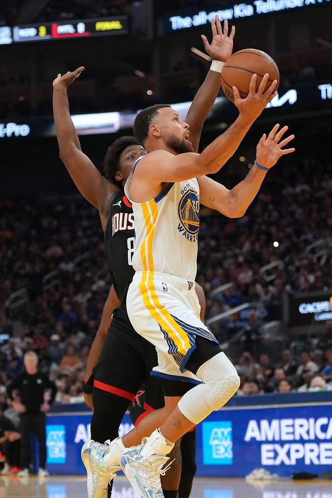 스테픈 커리가 6일 미국 캘리포니아주 샌프란시스코의 체이스 센터에서 열린 휴스턴 로키츠와 2025~2026 미국프로농구 정규리그 홈경기에서 슛을 던지고 있다. 샌프란시스코 | Imagn Images연합뉴스