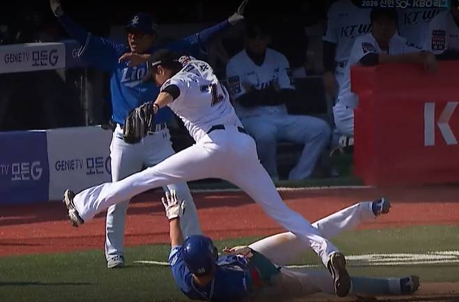 5일 수원 경기에서 KT 투수 김민수(위)가 1루에서 삼성 김영웅을 밟지 않기 위해 왼 다리를 뻗고 뛰어 오르고 있다. /사진=중계 화면 캡처
