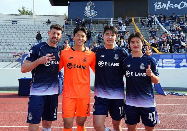 '3-0 완승' 서울 이랜드, 수원FC 꺾고 시즌 첫 연승…리그 4위 도약...사진은 오스마르, 민성준, 박재용, 이주혁.(사진제공=서울 이랜드)