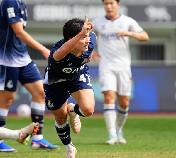 '3-0 완승' 서울 이랜드, 수원FC 꺾고 시즌 첫 연승…리그 4위 도약...사진은 이주혁이 선재골을 성공시키고 기뻐하는 모습.(사진제공=서울 이랜드)