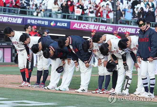 롯데 6연패 (부산=연합뉴스) 강선배 기자 = 5일 부산 사직야구장에서 열린 프로야구 SSG 랜더스와 롯데 자이언츠의 경기. 3대4로 아쉽게 패배한 롯데 선수들이 관중들에게 인사하고 있다. 2026.4.5 sbkang@yna.co.kr