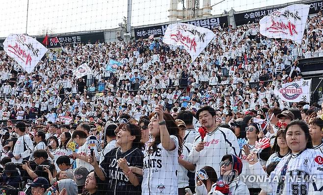 롯데 승리 응원 (부산=연합뉴스) 강선배 기자 = 5일 부산 사직야구장에서 열린 프로야구 SSG 랜더스와 롯데 자이언츠의 경기에서 만원 관중이 열띤 응원을 하고 있다. 2026.4.5 sbkang@yna.co.kr