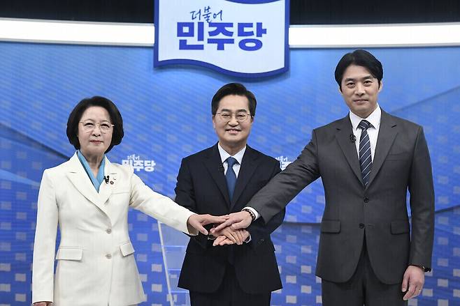 ▲ 지난 1일 오후 서울 SBS 목동 스튜디오에서 열린 '더불어민주당 경기도지사 후보자 2차 합동토론회'에서 추미애(왼쪽부터), 김동연, 한준호 경선후보가 토론회에 앞서 '원팀'을 강조다. /인천일보DB