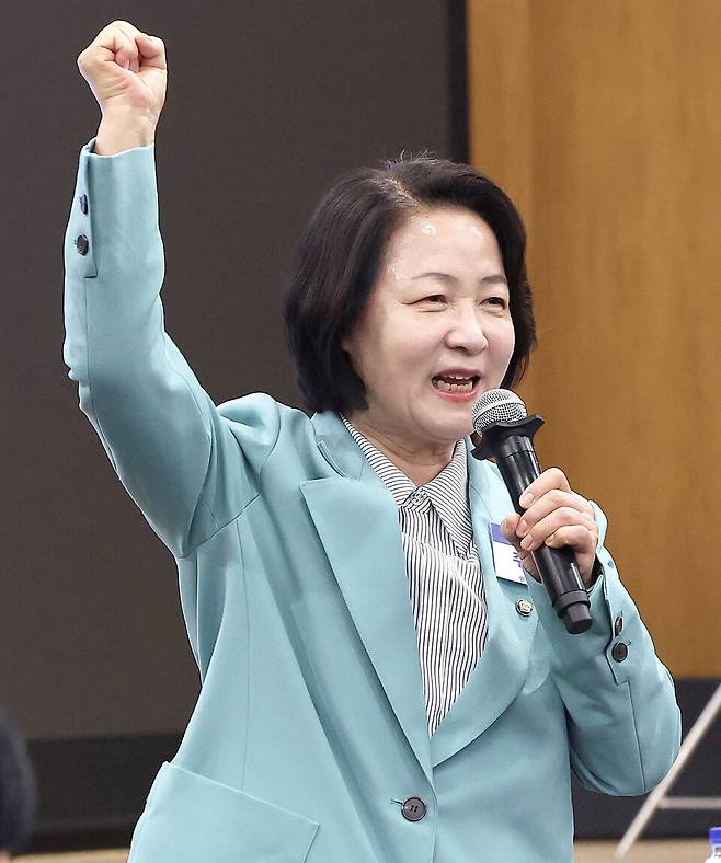 ▲ 6·3지방선거 더불어민주당 경기지사 후보로 확정된 추미애 후보가 지난달 30일 경기도의회에서 열린 경기도당 제3차 상무위원회에서 화이팅을 외치고 있다. /인천일보 DB