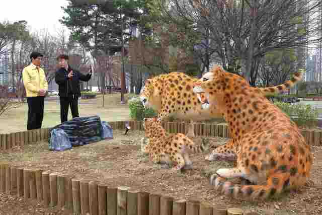 선사시대로 테마거리 조성사업으로 설치된 선사동물 조형물. 구청 제공