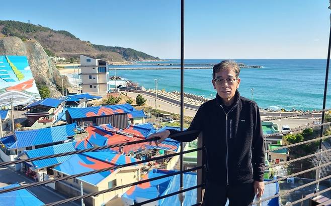 정두화 전 울진 도시재생회장이 출렁다리위에서 본지와 인터뷰 모습<원형래기자>