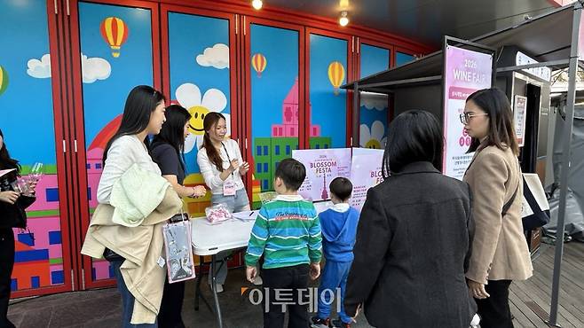 4일 N 서울타워 '2026 남산 와인페어'에서 어린이들이 이벤트에 참여하고 있다.(사진=연희진 기자)