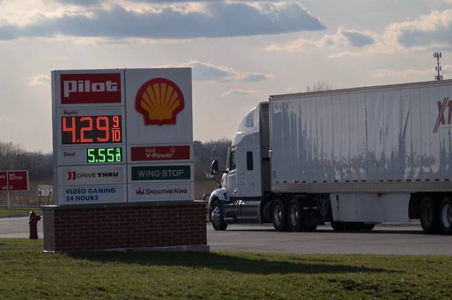 미국 일리노이주 벨비디어에서 6일(현지시간) 트럭과 연료 가격 현황판이 보인다.(벨비디어(미국)/AFP연합뉴스)