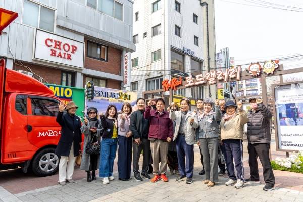 박강수 마포구청장이 레드로드 R5 구간 '로드갤러리'를 찾아 기념촬영을 하고 있다. ⓒ마포구 