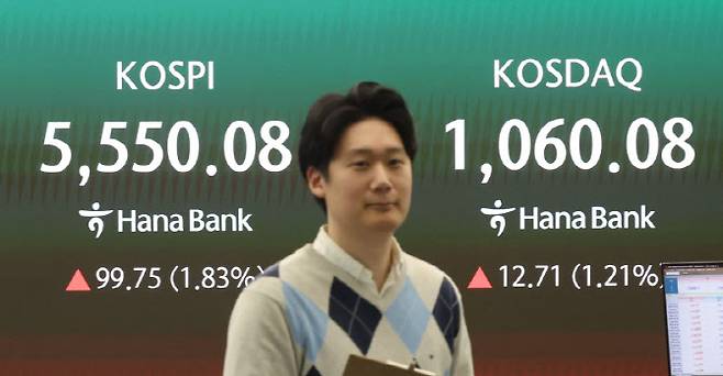 코스피와 코스닥이 동반 상승 출발한 7일 서울 중구 하나은행 딜링룸 현황판에 코스피코스닥 지수가 표시되고 있다. (사진=연합뉴스)