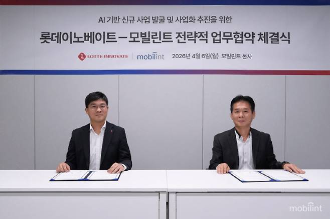 왼쪽부터 롯데이노베이트 오현식 AI혁신센터장, 모빌린트 김성모 사업개발본부장이다.
