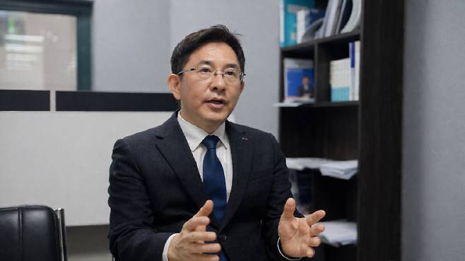 임수택 소상공인연합회 수석부회장은 근로자 추정제가 도입되면 사람을 줄이고 키오스크나 서빙 로봇 같은 대체 수단을 고민하는 사장들이 더 많아질 것이라고 말했다. 임 수석 부회장은 연합회에서 일하는 사람들 기본법 반대 TF 위원장을 맡고 있다.