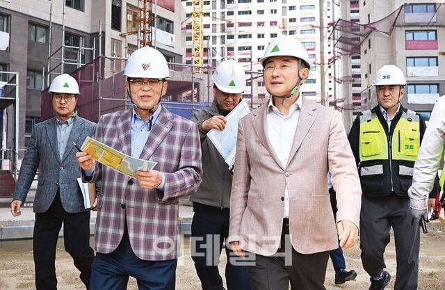 김동근 의정부시장(앞줄 오른쪽)이 아파트 건설현장을 찾아 시공 상황을 살펴보고 있다.(사진=의정부시)